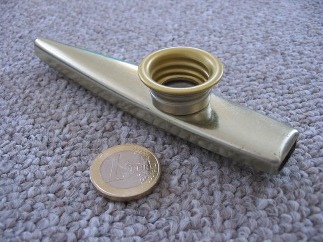 北捷澄清當日持有的物品為樂器卡祖笛。   圖：取自維基百科（CC BY-SA 3.0／Martin Röll）