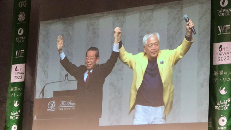 日本國際學者藤井嚴喜（右）以「2024到2028年的惡夢劇本」為題，他提出對這次台灣選舉的看法。明年的立委選舉，透過國民黨與民眾黨的合作，可能會讓民進黨無法過半，如果被親中派拿下政權，將是很可怕的事。   圖：取自謝長廷臉書粉專。