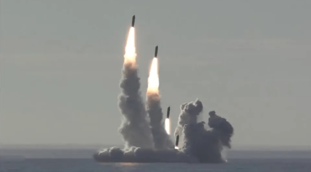 俄國「北風之神」級核潛艦水下連續發射導彈。   圖 : 翻攝自沐風談兵論道