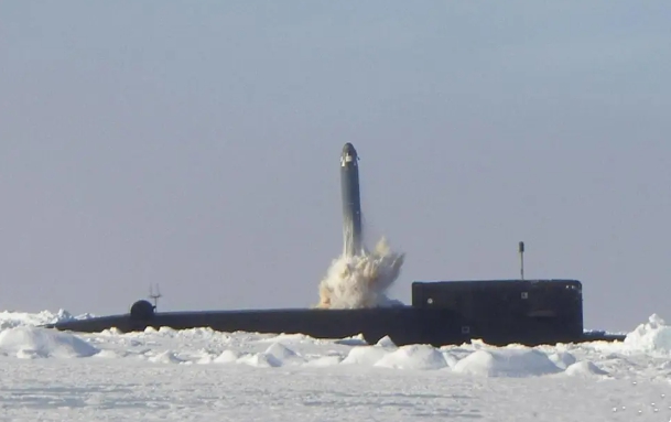  俄國「北風之神」級核潛艦發射彈道導彈。 圖 : 翻攝自沐風談兵論道 