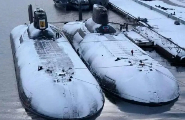 俄國「北風之神」級核潛艦停靠在碼頭。   圖 : 翻攝自沐風談兵論道