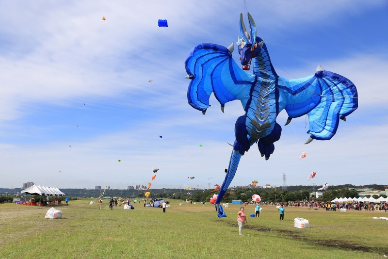 台糖池上牧野渡假村於11月18至19日舉辦風箏節活動，16米高飛天龍將在池上天空飛舞。   圖：台灣糖業公司／提供