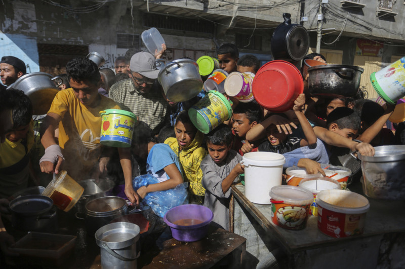 近期以色列加強針對加薩的攻勢，數千名巴勒斯坦人為了活命逃往加薩南部。圖為聚集在南部等待食物分發的巴勒斯坦人。   圖：達志影像/美聯社