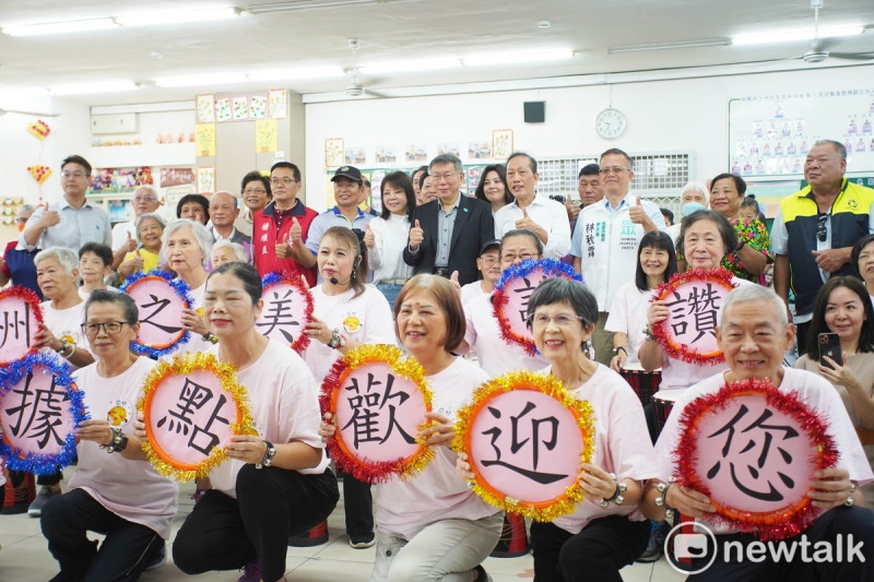 柯文哲參訪桃園汴州里關懷據點。   圖：林昀真/攝