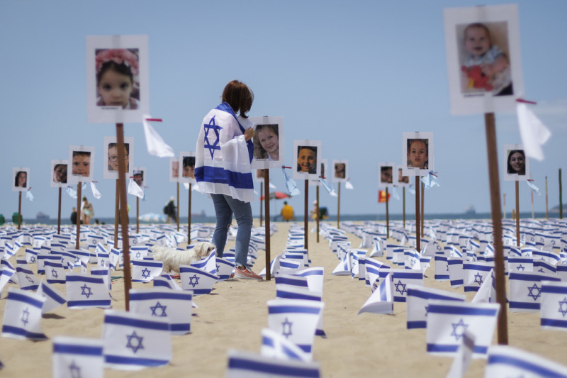哈瑪斯恐怖分子殺害色列孩童，巴西非政府組織發起追悼活動，現場聳立著死亡幼兒的照片。   圖：美聯社／達志影像