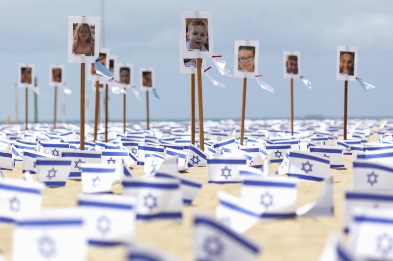 哈瑪斯突襲以色列滿一個月，巴西里約熱內盧海邊充滿追悼遭哈瑪斯殺害的孩童照片。   圖：美聯社／達志影像
