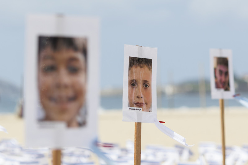 哈瑪斯突襲以色列滿一個月，巴西里約熱內盧海邊充滿追悼遭哈瑪斯殺害的孩童照片。   圖：美聯社／達志影像