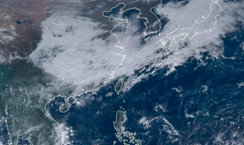 中午過後鋒面已略過北部，東北季風也會漸漸增強。   圖：取自台灣颱風論壇