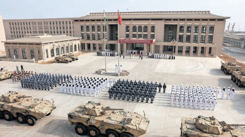 若中國成功在阿曼設立軍事基地，距中共的吉布提（Djibouti）基地會有1,330 海里，可制衡美國海軍在巴林的基地和印度西部司令部。圖為 2017 年 8 月 1 日，中國人民解放軍人員出席吉布提中國新軍事基地的開幕式。   圖 : 翻攝自中國解放軍報