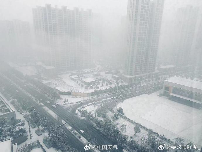 中國陝西省西安今（11）日清晨迎來初雪，然而伴隨皚皚雪霜的，同樣還有陣陣雷聲，反常現象嚇壞不少網友。   圖：取自微博