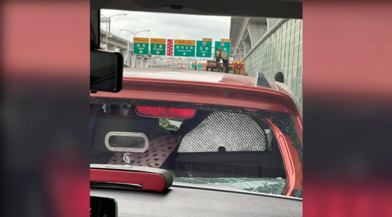 潔哥提到前車的後座玻璃全部碎裂，畫面相當驚悚。   圖：翻攝自潔哥/李秉潔FB