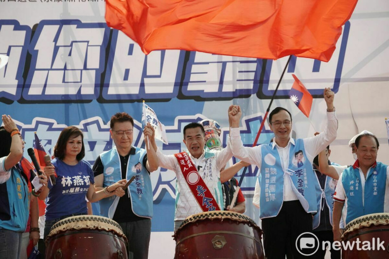 台南市第四選區立委候選人李全教今日舉行永康競選總部成立大會，數千名熱情民眾到場表達支持，李全教由國民黨主席朱立倫、中廣董事長趙少康、多位台南市議員、永康各里里長及後援會長陪同進場。   圖：黃博郎／攝