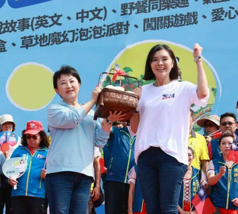 盧秀燕(左)稱讚李眉蓁是台灣第一勇敢女人。   圖：李眉蓁競總/提供