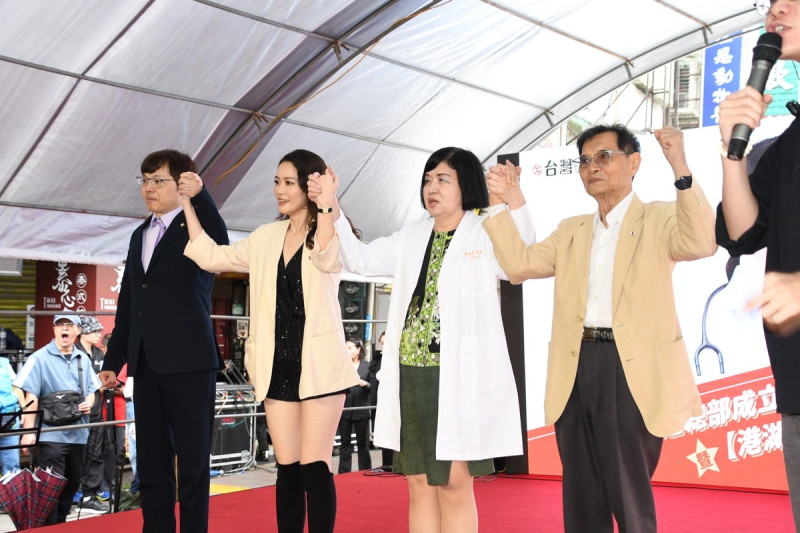  台獨聯盟主席陳南天（右一）為吳欣岱(左二)站台，基進黨主席王興煥（左一）強調唱歌伴侶是要挑選。 圖：邱萬興攝 