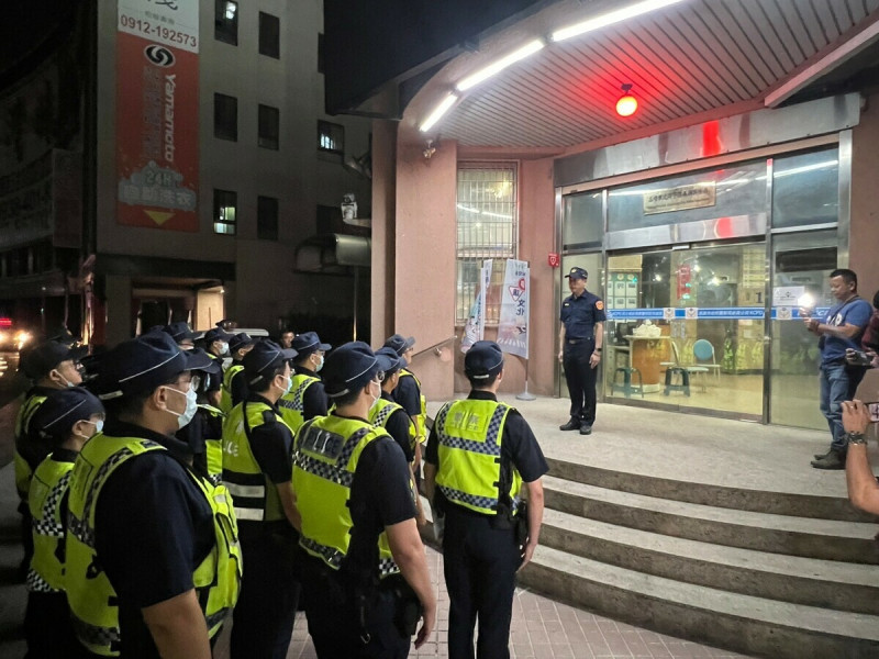 優勢警力集結自新興分局出發。   圖：高雄市警局/提供