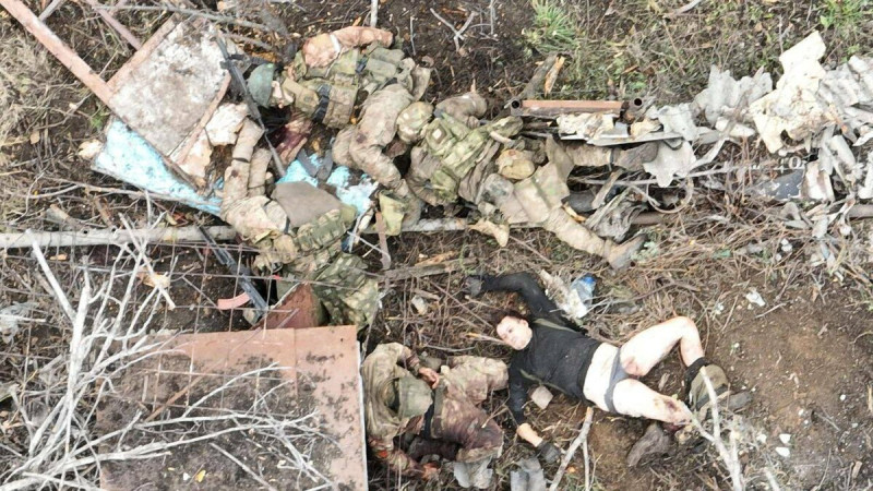 烏俄兩軍在庫皮揚斯克、阿夫迪夫卡和巴赫穆特等地爆發戰鬥。圖為位於阿夫迪夫卡成堆的俄軍屍體。   圖：翻攝自 Cloooud X（前推特）帳號