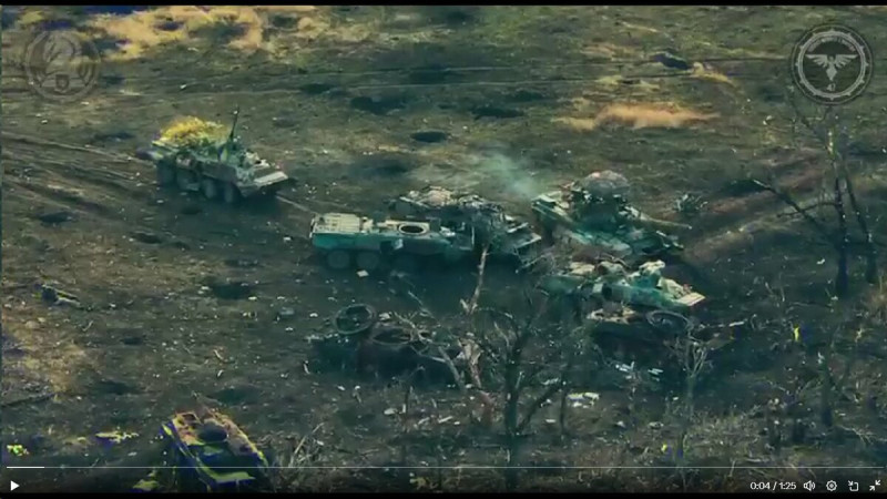 烏軍的多輛布雷德利戰車，在阿夫迪夫卡戰鬥中被俄軍摧毀。   圖：翻攝自 david D.  X（前推特）帳號