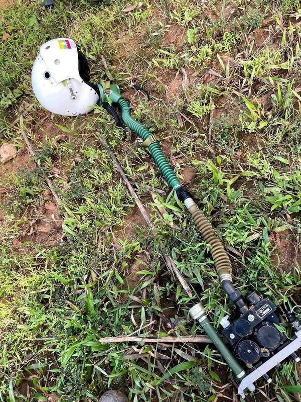  疑似是被擊落緬軍戰機飛行員遺落的頭盔和降落傘。 圖 : 翻攝自臉書 