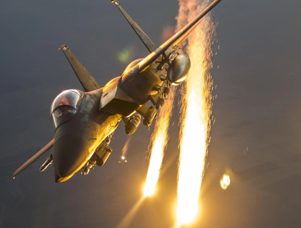美F-15戰機發射干擾彈。(示意圖)   圖 : 翻攝自巔峰高地