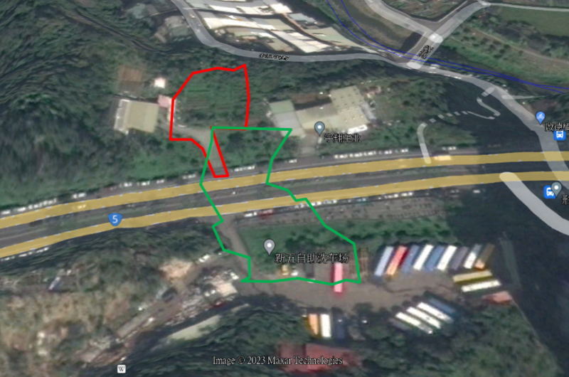 工務局說明，綠框為水源段1347地號、紅框為廖家停車場，重疊處為1347地號範圍，當年屬交通部公路局權管，就已經當做鄰近建物出入使用，新北市府直至111年才接受公路局委託代管該筆土地。   圖：新北市工務局/提供