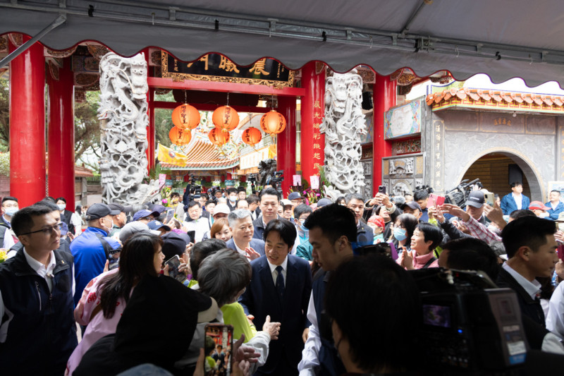 民進黨主席暨總統參選人賴清德今日上午出席內湖碧山巖開漳聖王廟禮斗法會。   圖：賴清德競選辦公室提供