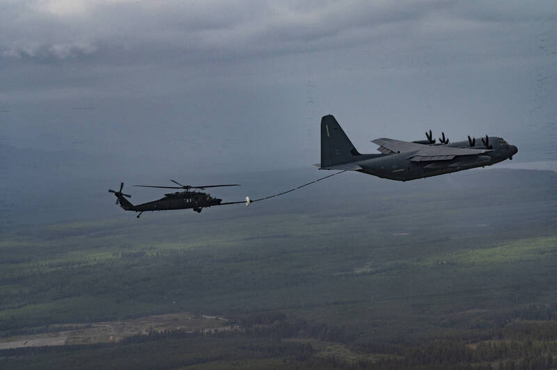 圖為一架隸屬「第160特戰航空團」（160th SOAR）的MH-60「黑鷹直升機」今年6月在華盛頓州上空和一架MC-130J運輸機執行空中加油作業。（示意照片）   圖：美軍DVIDS網站