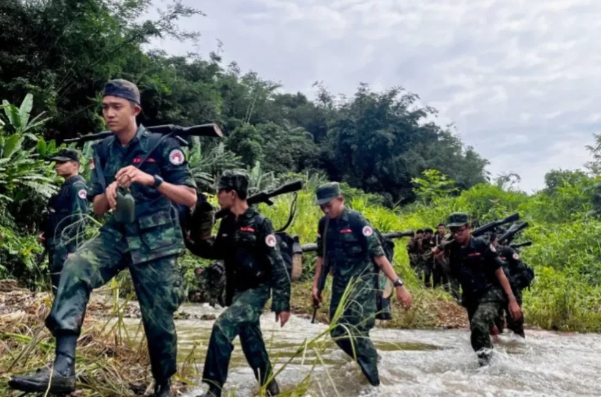  緬甸叛軍的實力不輸政府軍。 圖 : 翻攝自緬甸中文君 