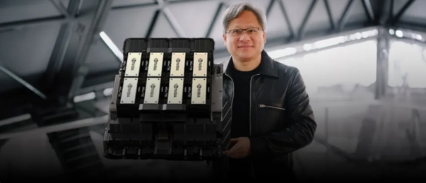 輝達(NVIDIA)創辦人黃仁勳展示H200晶片。   圖 : 翻攝自騰訊網/新智元