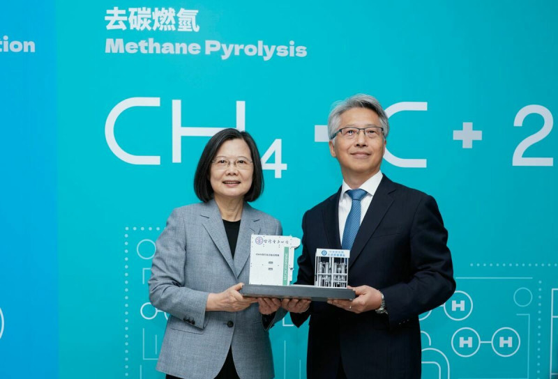 中研院院長廖俊智(右)致贈去碳燃氫發電模型予總統蔡英文。   圖：台灣電力公司／提供