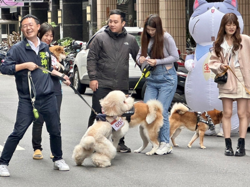 新北市第三選區(三重區)立委參選人李坤城14日出席社團法人台灣咪可思關懷流浪動物協會所舉辦的「奔跑吧！毛小孩公益路跑記者會」。   圖：李坤城競選辦公室提供