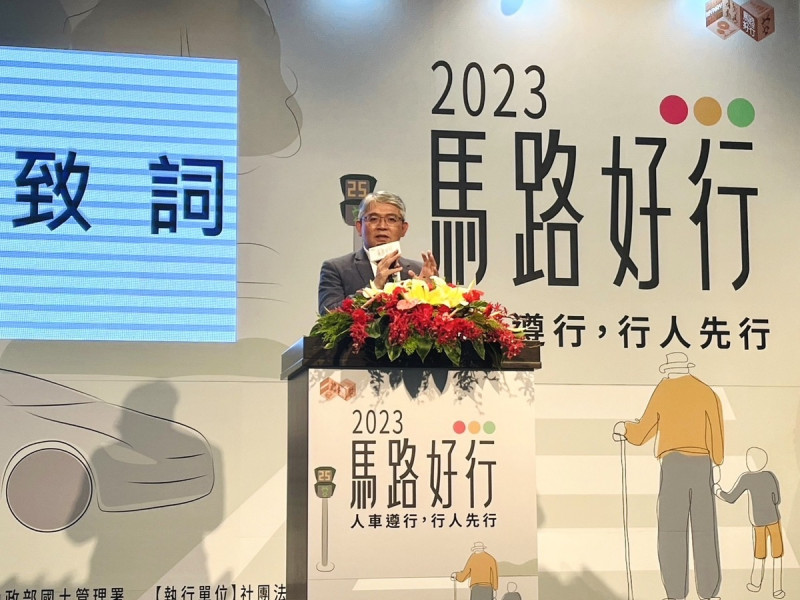 內政部次長花敬群出席「2023馬路好行」論壇暨頒獎典禮致詞。   圖：內政部提供