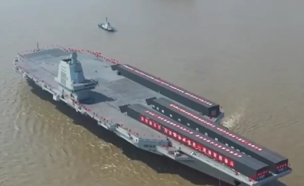 中國解放軍的福建艦航母空拍圖，可清楚看見3條電磁彈射軌道。   圖 : 翻攝自《浪子老君》