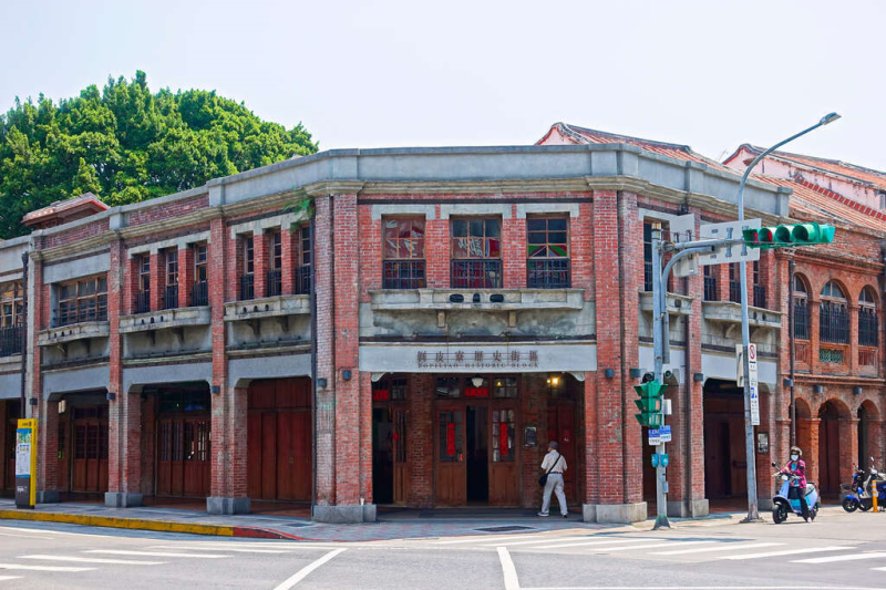 若想放鬆及拍美照，可來趟「百年古蹟文化城，剝皮寮懷舊之旅」，到龍山寺祈求平安及好運，還能走訪富具歷史價值和文化意涵的剝皮寮歷史街區。   圖：翻攝自台北市政府觀光傳播局官網