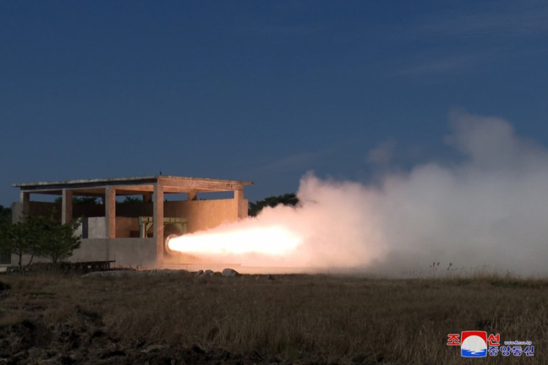 北韓宣稱新型中程彈道飛彈用大功率固體燃料發動機第二級發動機首次地上點火試驗成功。   圖：翻攝朝中社