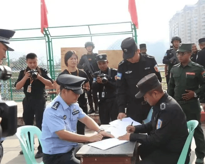 緬甸佤邦司法單位15日在雲南的「勐阿口岸」移送包含6名台籍人士在內電信詐騙犯給中國。   圖：翻攝陸網「博度」