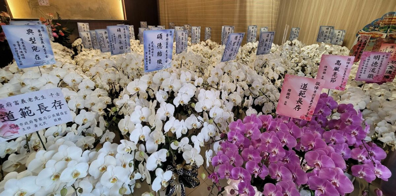前高雄市長韓國瑜致贈蘭花。   圖:內門順賢宮/提供