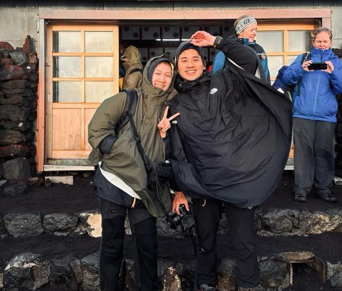 令日前跟一粒去日本爬富士山，在成功登頂後趁機跟一粒求婚。   圖：翻攝自一粒IG