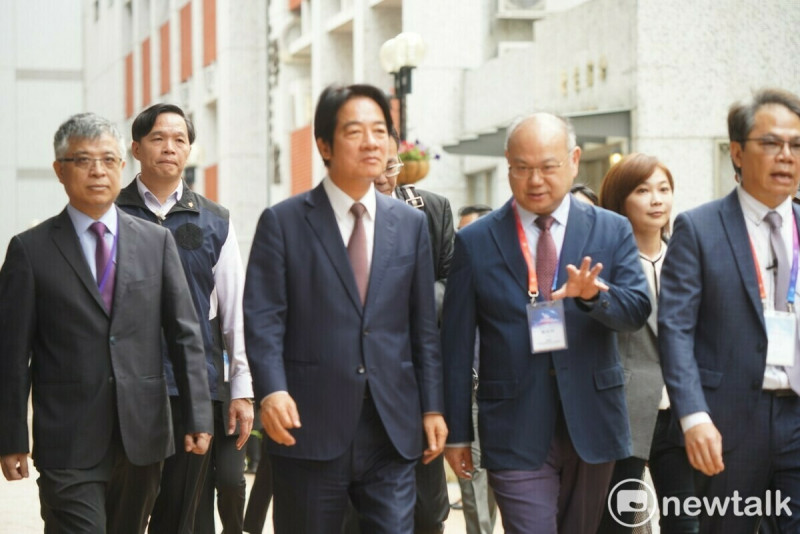 民進黨總統參選人賴清德16日上午出席在桃園龍華科技大舉行的「高速傳輸介面電子構裝設計與測試人才及技術培育基地啟用暨揭牌典禮」   圖：林昀真/攝