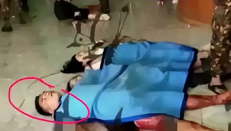 網傳緬北果敢地區詐騙集團白所成女兒白應蘭,女婿曹強力,還有兒子白應蒼,在米線溝坐直升機逃跑時,遭遇砲彈轟炸身亡,飛機被炸毀。 圖:翻攝自貓神 X(前推特)帳號 網傳緬北果敢地區詐騙集團白所成女兒白應蘭,女婿曹強力,還有兒子白應蒼,在米線溝坐直升機逃跑時,遭遇砲彈轟炸身亡,飛機被炸毀。 圖:翻攝自貓神 X(前推特)帳號