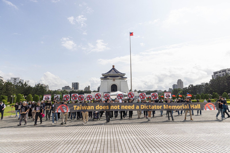 上（10）月30日，近百位的二二八遺族、白色恐怖受難者與家屬、青年、民間團體進行「台灣不需要獨裁者紀念堂」跨世代行動，訴求「完備轉型正義法制化」；旗幟上標語為「台灣不需要獨裁者紀念堂」。   圖：取自 新台灣和平基金會  臉書