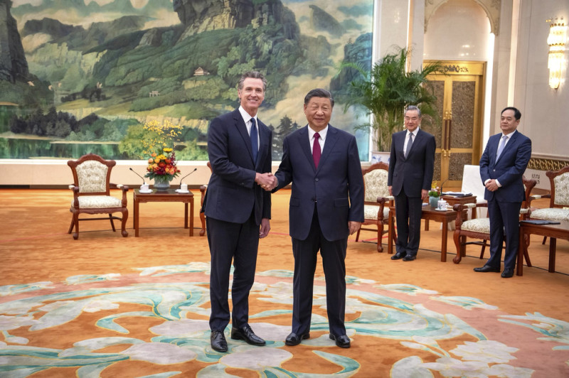 紐森（Gavin Newsom）上月訪華時，在北京人民大會堂會見習近平。   圖 : 達志影像/美聯社