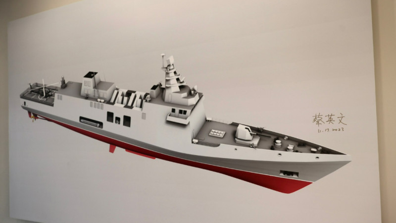海軍防空型輕型巡防艦於 2023 年 11 月開工建造，總統蔡英文親自南下主持開工典禮並在圖紙上簽名紀念。   圖：翻攝「臉書」新‧二七部隊 軍事雜談