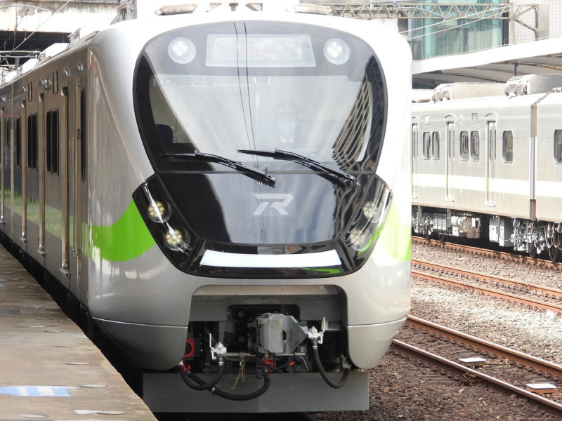 號稱最美區間車的EMU900型多功能通勤電聯車520輛，最後一組列車於今日首次發車。   圖：台鐵局／提供