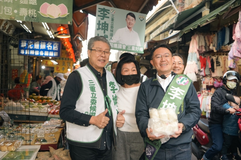 民進黨新北市三重立委參選人李坤城市場造勢，金曲歌王楊烈陪同力挺。   圖：李坤城競總提供