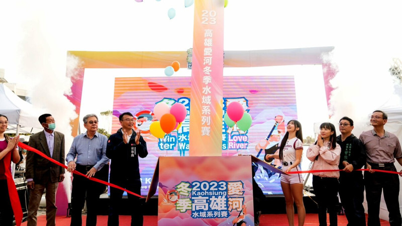 李多慧(右四)出席冬季愛河水域系列賽開幕式。 圖:高雄市運發局/提供