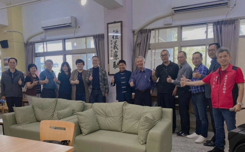 出席記者會的書法家與部分校長及家長團體代表。 圖:高雄市家長聯盟/提供