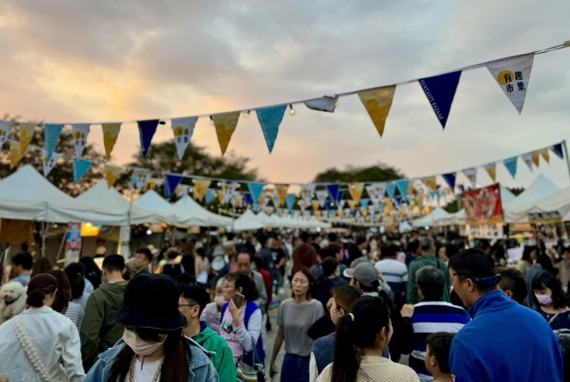 美食及餐車市集吸引滿滿人潮。 圖:高雄市觀光局/提供