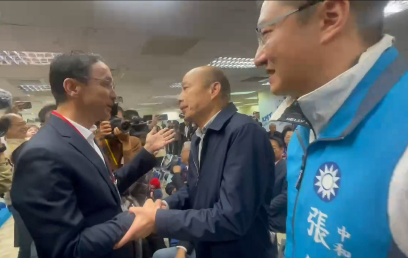 國民黨主席朱立倫今（19）天下午在中央常委會前和不分區立委名單列第一名的韓國瑜握手。   圖：擷自直播影片