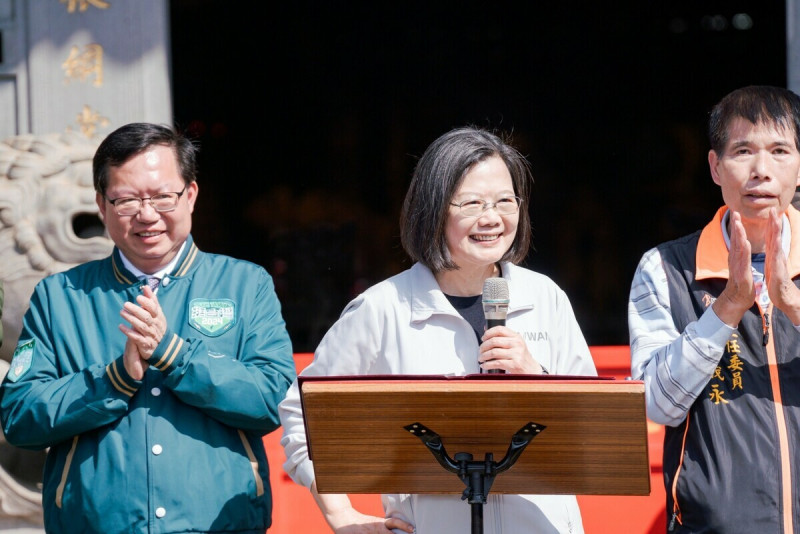 蔡英文赴桃園參香，並替鄭運鵬、黃世杰等人站台。   圖：民進黨提供