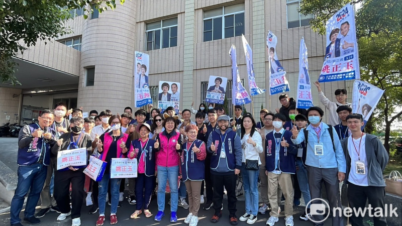國民黨青年團今（19）日號召40位南部青年一起站出來，陪同在深綠選區參選立委的新人戰將姚正玉，到台南市綜合農產品批發巿場掃街拜票。   圖：姚正玉提供
